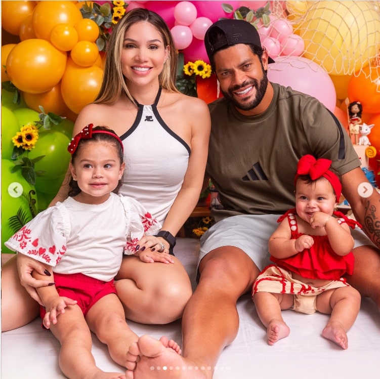 Hulk surge com Camila Ângelo e suas duas filhas na festa de 8 meses de sua bebê 