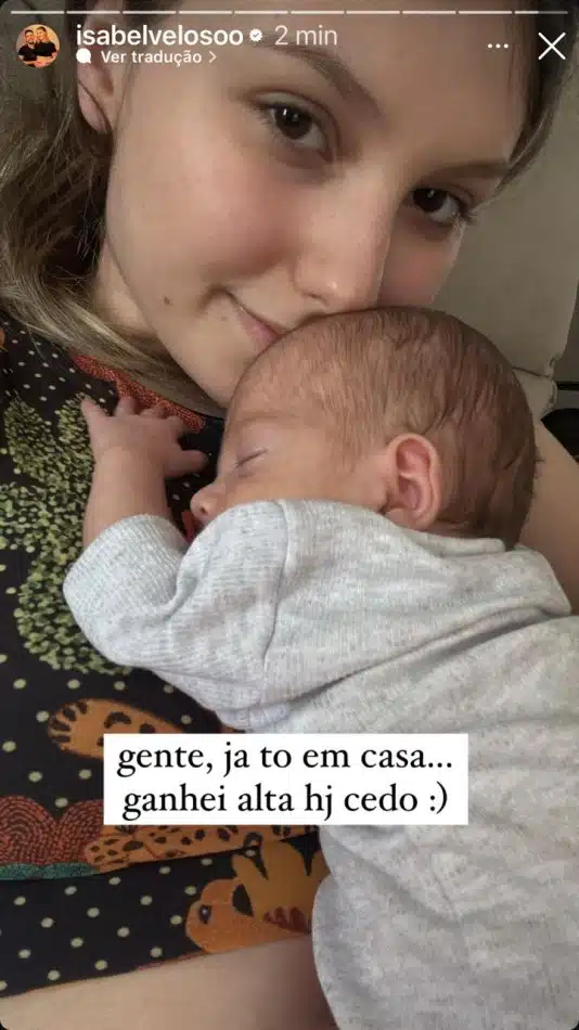 Isabel Veloso com seu bebê em casa 