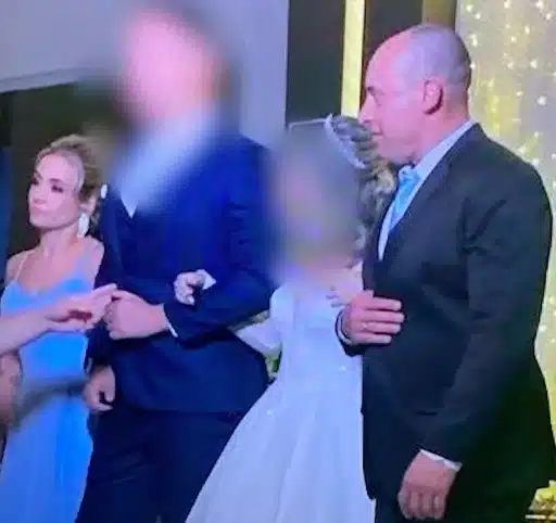 Pai e madrasta de Isabella Nardoni em um casamento