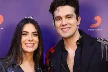 Jade Magalhães apareceu ninando a filha