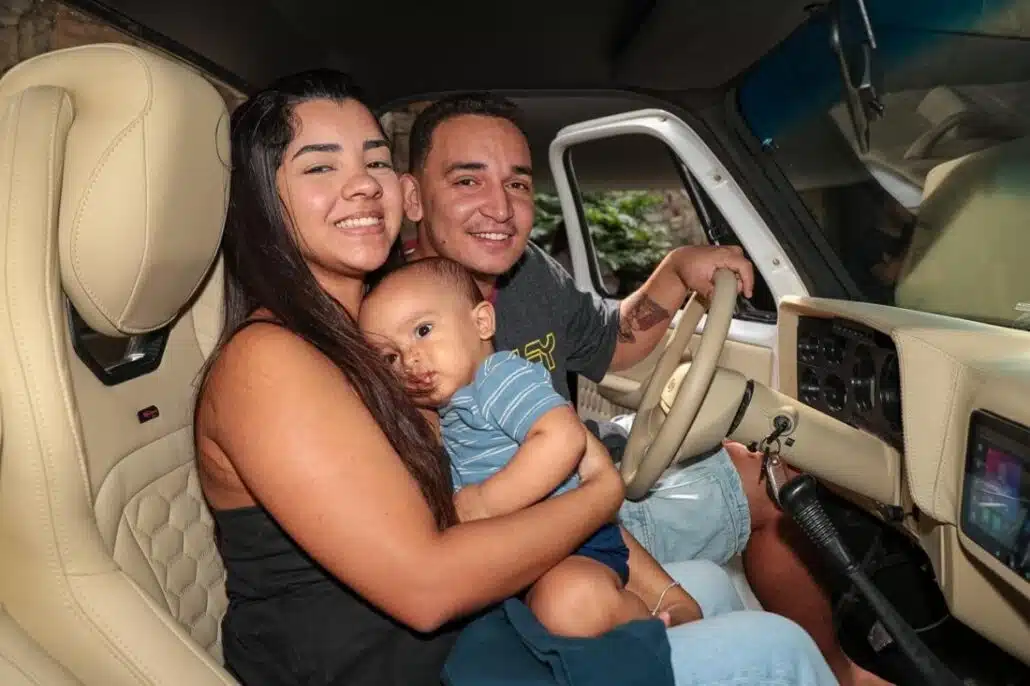 João Gomes posa com a esposa e o bebê no presente que ganhou dela