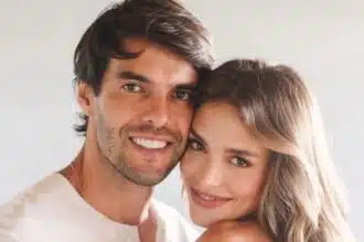 Kaká e Carol celebram os 2 anos da caçula com bolinho, na casa da vó