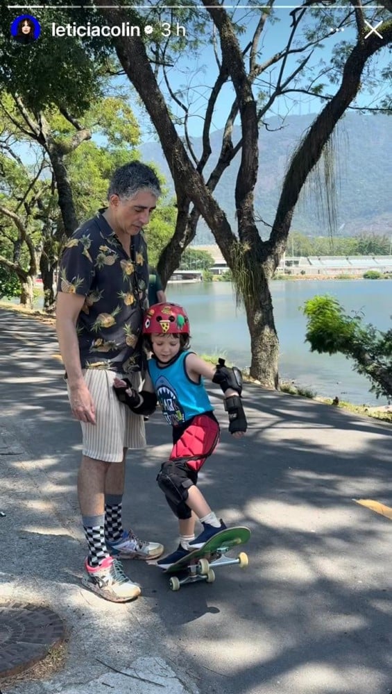 Uri, filho de Leticia Colin e Michel, andando de skate com o pai