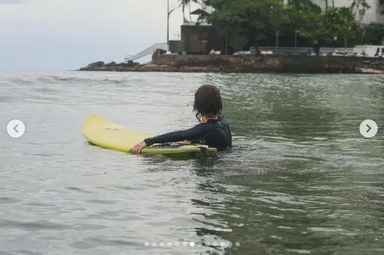 Lucas Lima revelando o filho surfando no Guarujá