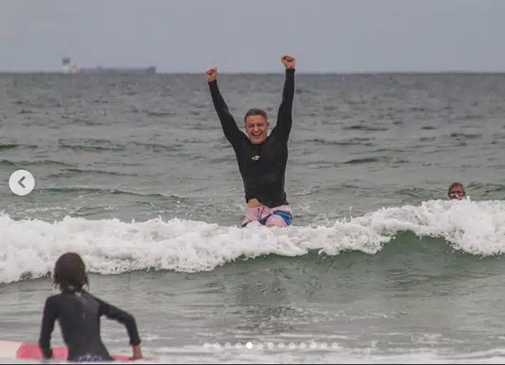 Lucas Lima surfando com o filho Theo