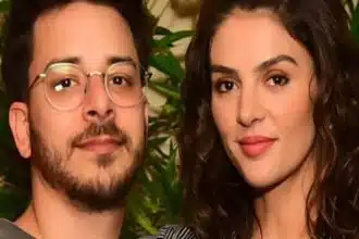 Junior Lima e Monica Benini posam com sua filha na casa da avó e surpreendem