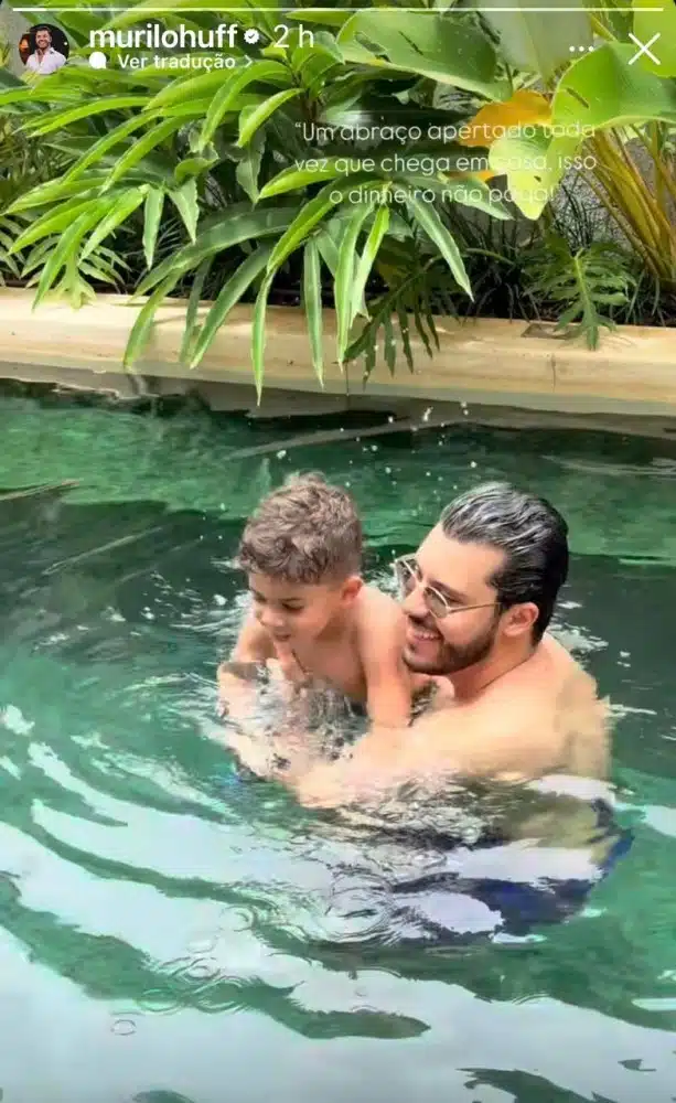 O cantor Murilo Huff reencontra Léo e se diverte com ele na piscina 