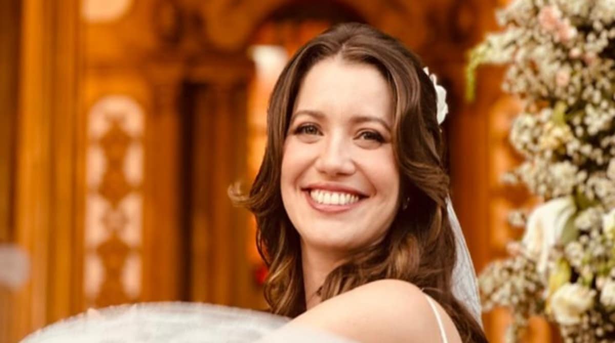 Nathalia Dill posa em raro clique com sua filha e o marido em bloco de Carnaval