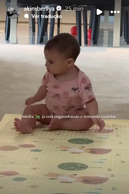 Filha de Neymar Jr se sentou sozinha