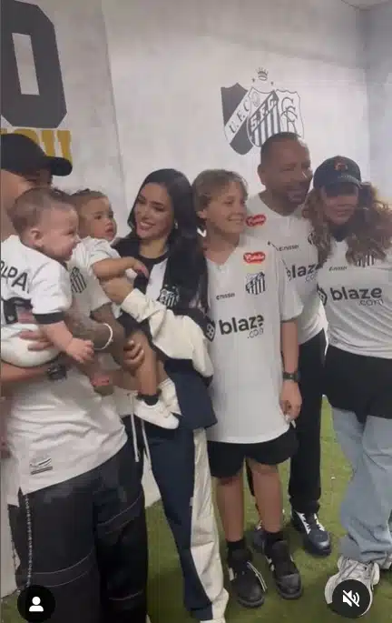 Rafaella Santos ao lado dos três filhos de Neymar Jr