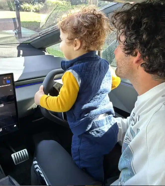 Filho de Rebeca Abravanel dirigindo carro ao lado do pai