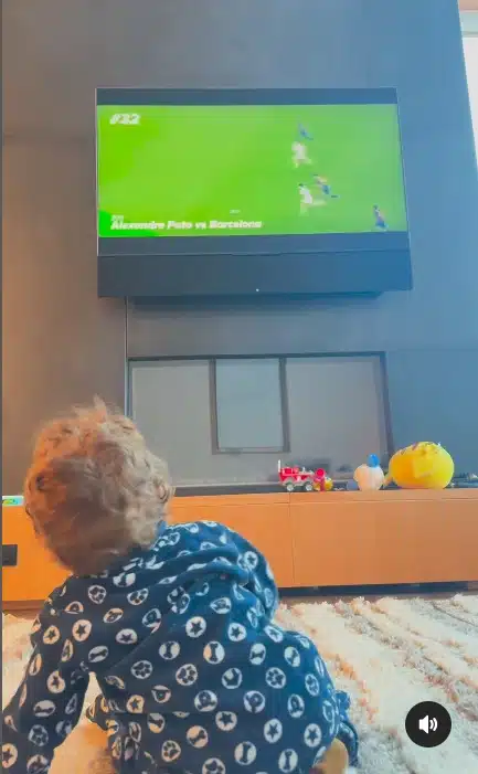 Filho de Rebeca Abravanel vendo o pai jogador futebol