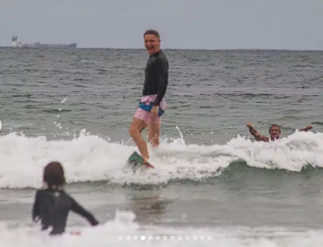 Filho de Sandy surfando com o seu pai