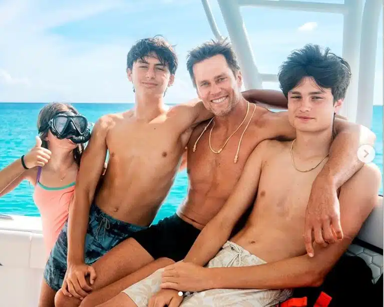 Tom Brady com os seus três filhos