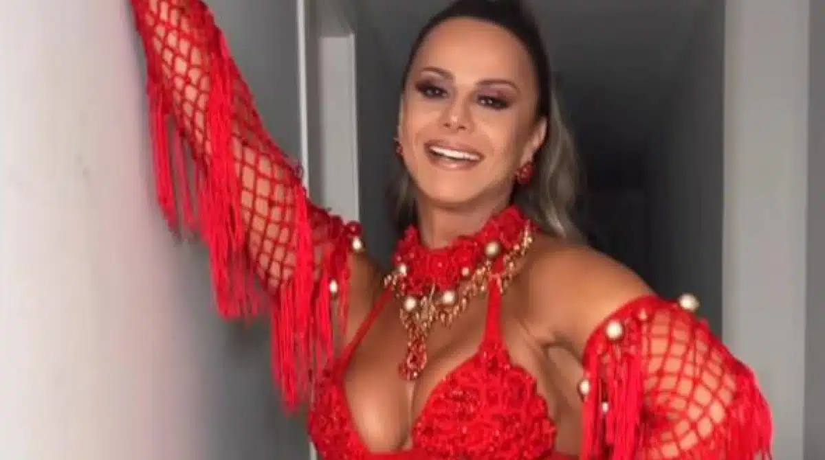 Viviane Araújo surge com o filho em ensaio de carnaval e desabafa