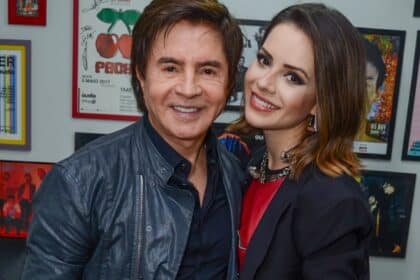Xororó surgiu com a filha e ela mostrou o neto do sertanejo