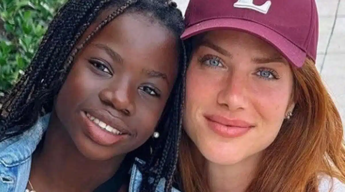Giovanna Ewbank posa com sua filha e mostra novo visual impressiona