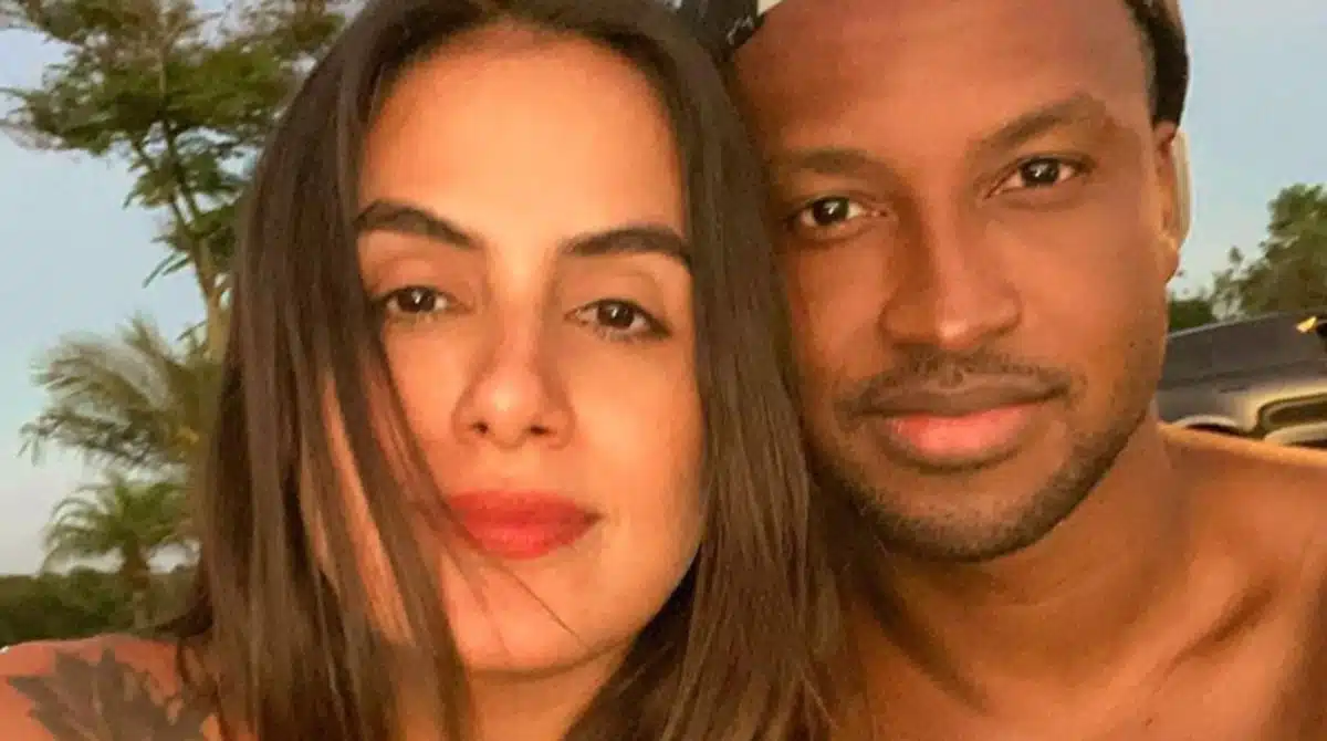 Thiaguinho e Carol Peixinho anunciam que estão esperando seu primeiro bebê e impressionam