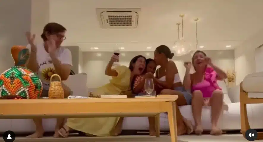 Adriana Esteves percebendo que o filme brasileiro venceu