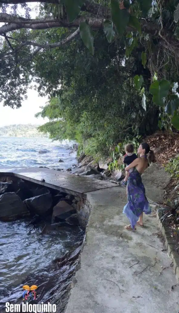 Alexandre Pato mostrando Rebeca com o filho deles