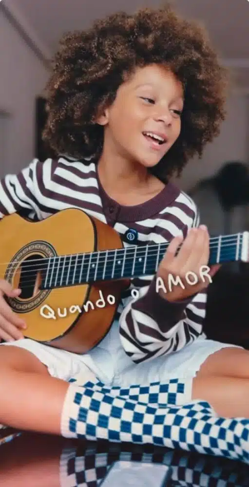 Antônio, filho de Aline Wirley e Igor Rickli, surpreendeu ao tocar violão e cantar