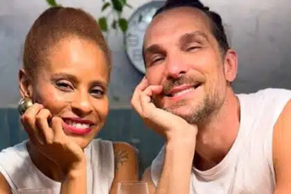 Aline Wirley e Igor Rickli exibe seu filho no palco em estreia de peça e impressiona
