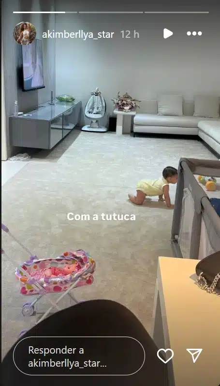 Filha de Amanda Kimberlly no apartamento que Neymar cedeu para as duas