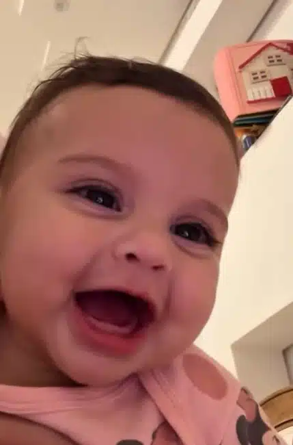 Amanda Kimberlly revelou sua bebê sorrindo