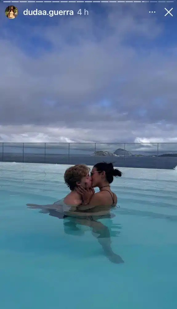 O filho de Angélica e Huck, Benício, com Duda Guerra na piscina do hotel