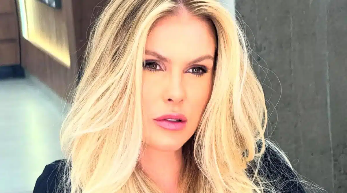 Bárbara Evans mostra o filho picado por escorpião e rebate críticas por viagem