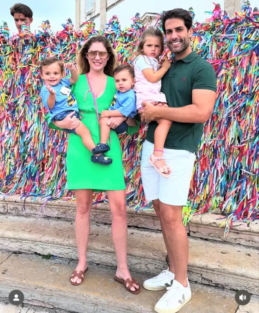 A modelo Bárbara Evans em viagem com o marido e os três filhos, nas férias