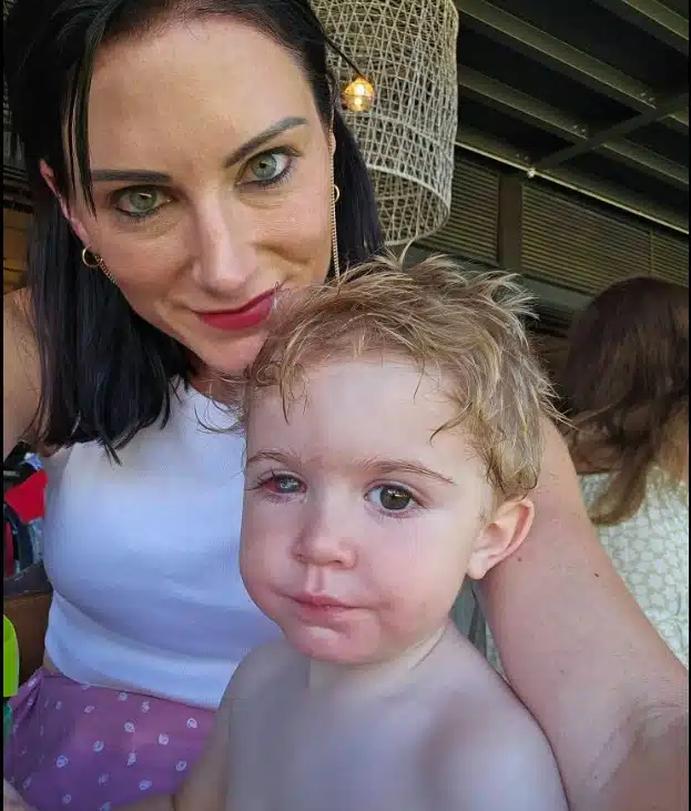 Mãe junto com seu bebê que perdeu a visão