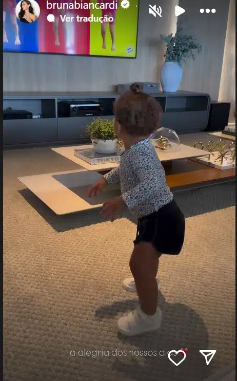 Bruna Biancardi mostrando sua filha na mansão de Neymar