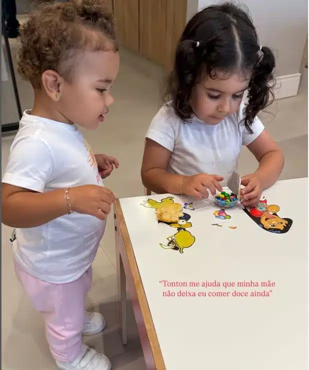 Bruna Biancardi mostrando Mavie e uma amiga