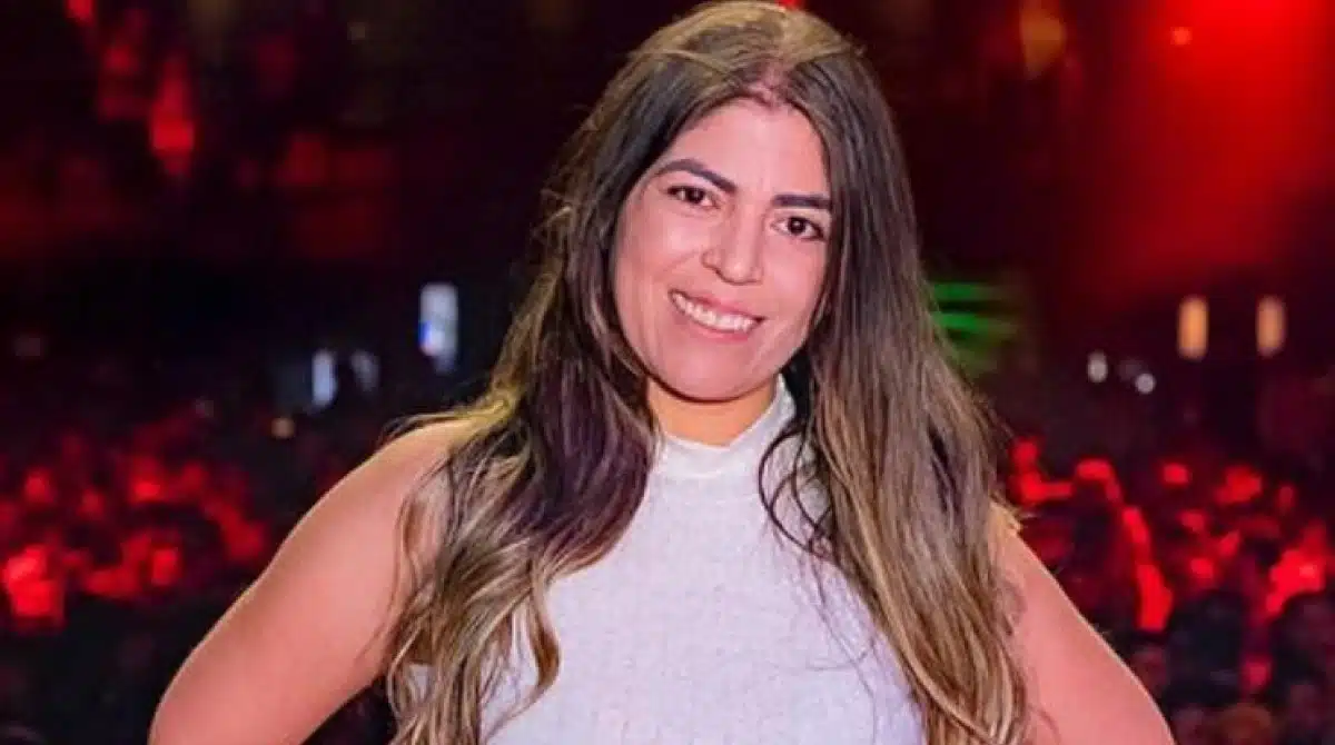 Bruna Surfistinha mostra as filhas gêmeas brincando no carnaval