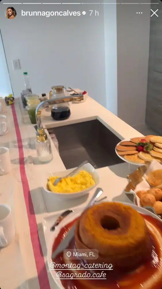 A dançarina Brunna Gonçalves mostrou o café da manhã com que foram recepcionadas 