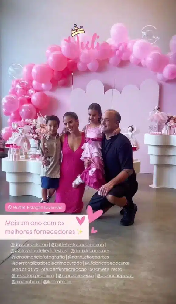 Camilla Camargo e Leonardo Lessa posam com os filhos na festa da Julia