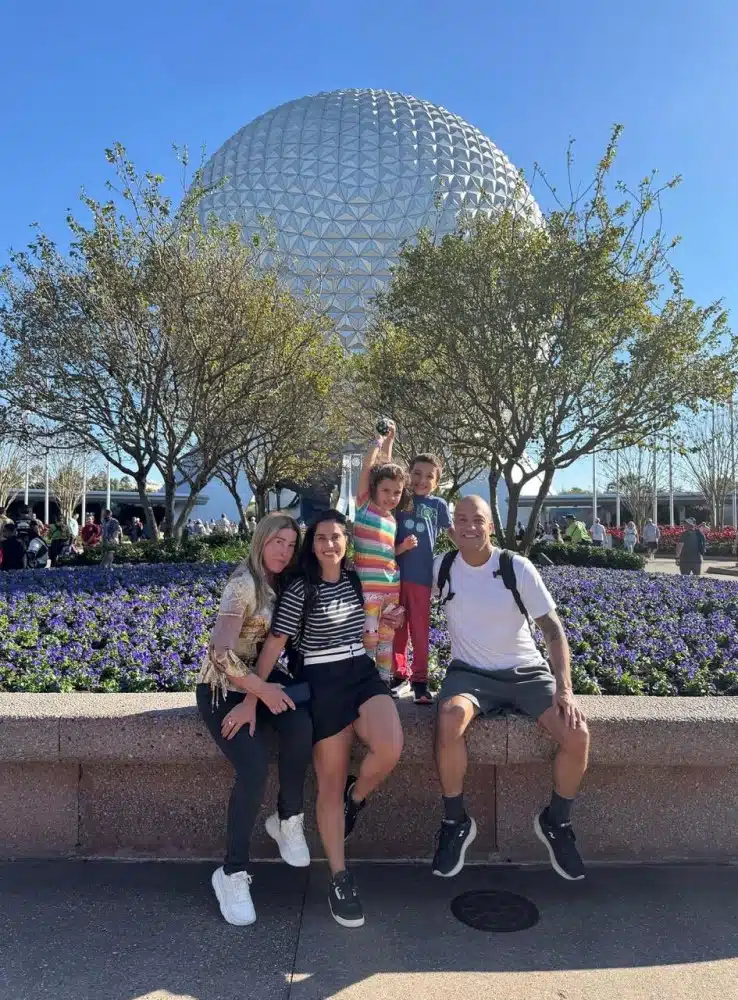 Camilla Camargo posa com a mãe, marido e filhos em parque de Orlando