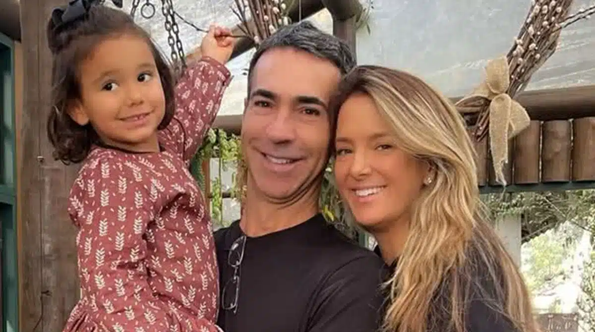 César Tralli exibe sua filha ainda bebê no colo da avó e impressiona