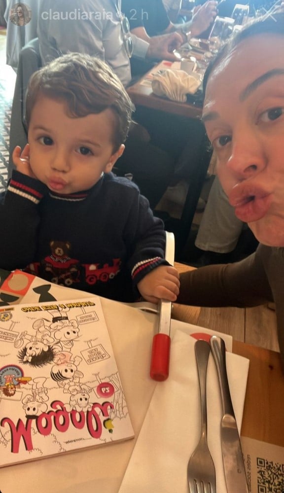 Claudia Raia repondo as energias com seu bebê, em um restaurante de Portugal