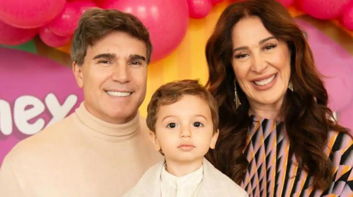 Jarbas Homem de Mello e Claudia Raia posam com filho em palácio, em Portugal