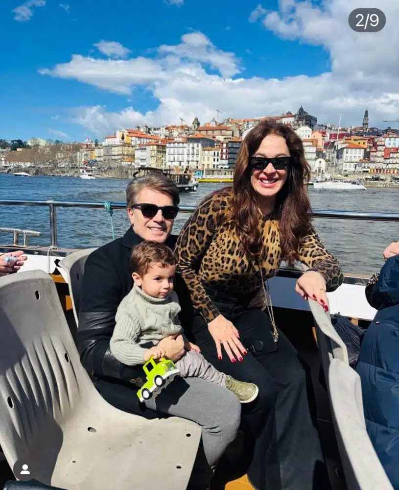 Claudia Raia com o marido e o filho passeando de barco no Rio Douro