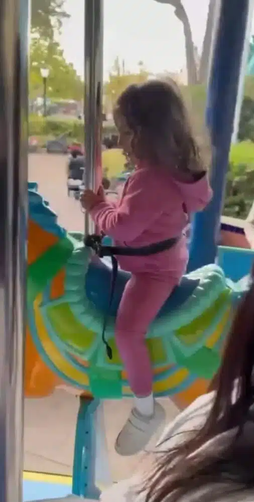 Olivia, caçulinha de Daniel, em um dos brinquedos do parque temático