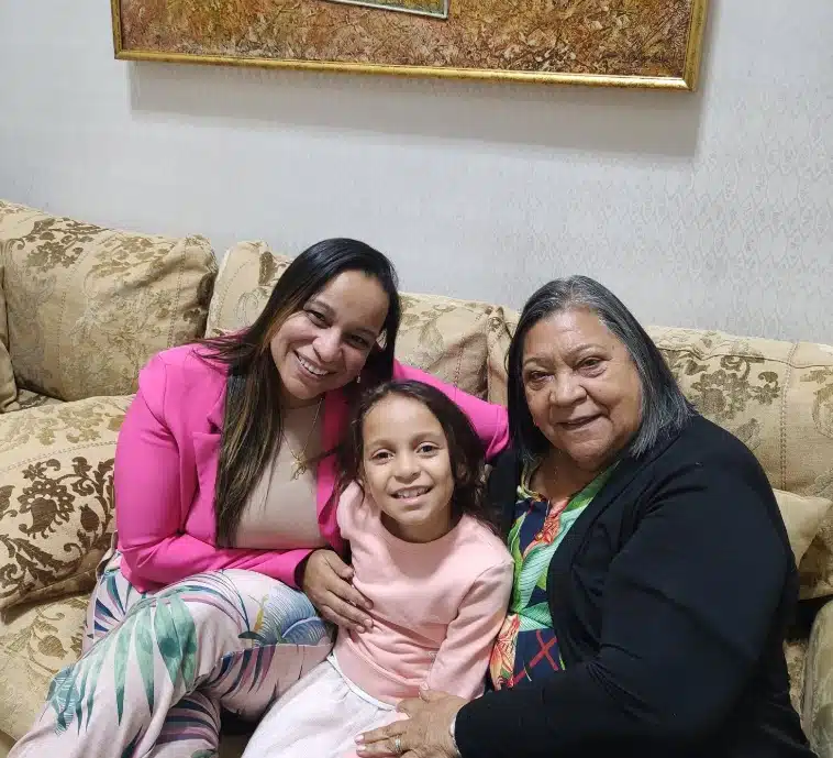 Mãe e irmã de Denílson com a menina Lorena