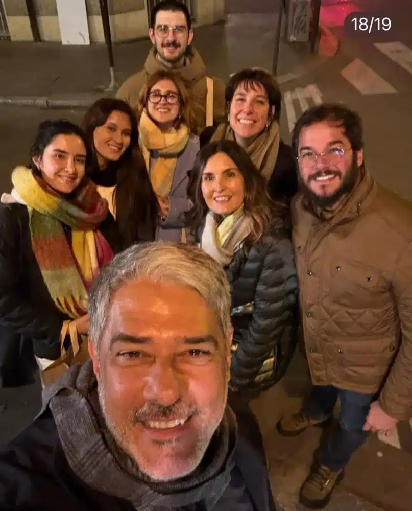 Fátima Bernardes posa com os trigêmeos e o ex-marido, Bonner