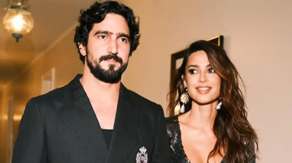 Thaila Ayala mostra sua filha com Renato Góes provando óculos em sue closet e impressiona