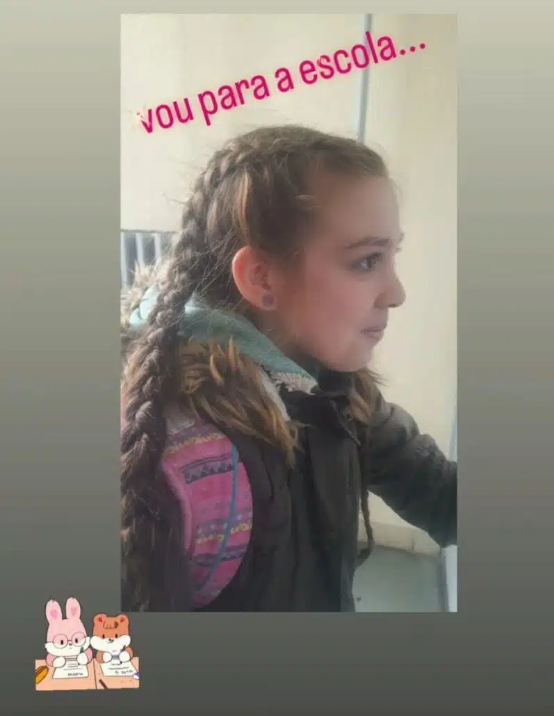 Gabriella Gaspar mostrando a filha indo para a escola