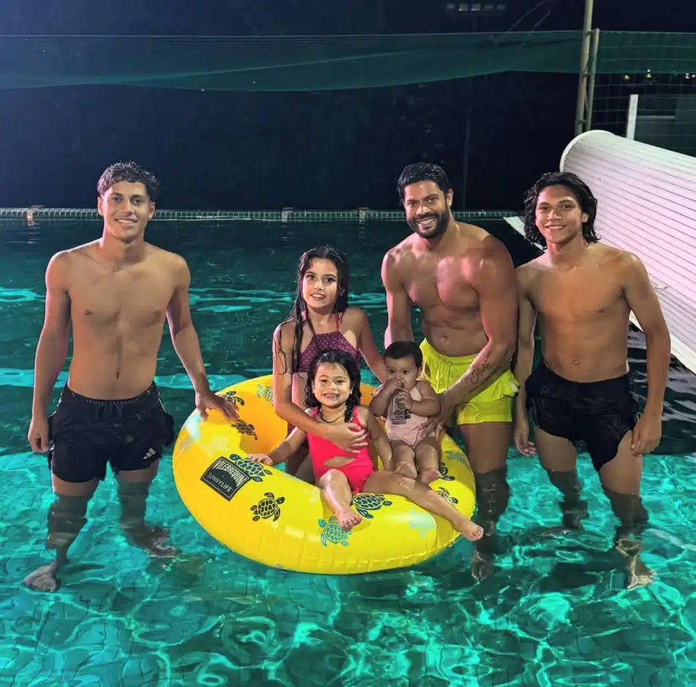 Hulk se diverte com os 5 filhos na piscina, à noite