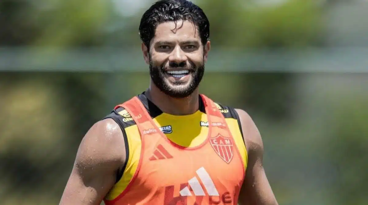 Hulk posa com os 5 filhos na piscina e surpreende