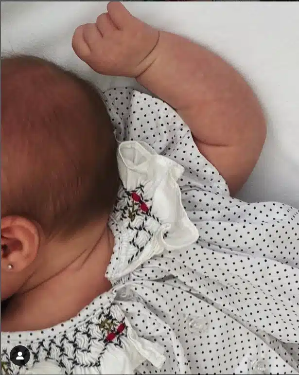 Jade Magalhães mostrando a sua filha com Luan Santana